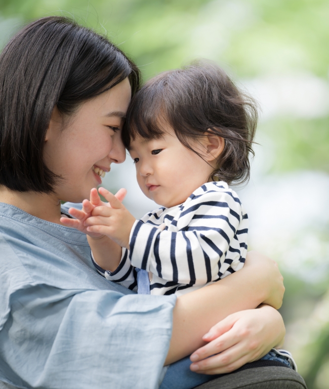 子どもを抱く母親